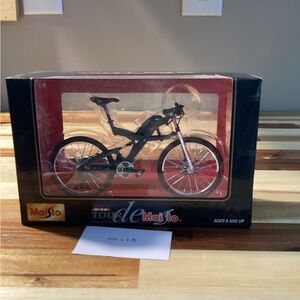 Maisto Tour de Maisto 1:12 Die Cast Metal Bicycle Model Collectible Charcoal